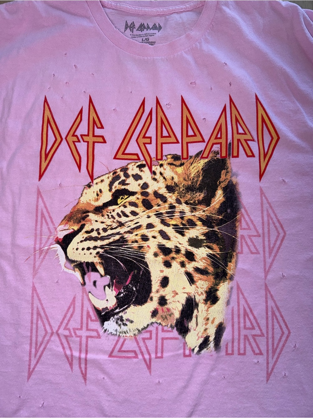 Def Leppard Leopard Pink Distressed Graphic Tee - Size Large - Picture 2 of 3